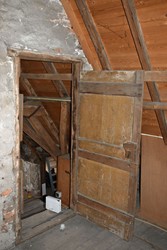 <p>De opgeklampte deur met kozijn op de zolder van nr. 41 stamt waarschijnlijk uit de 17e eeuw, maar is later op deze plek herplaatst. </p>
